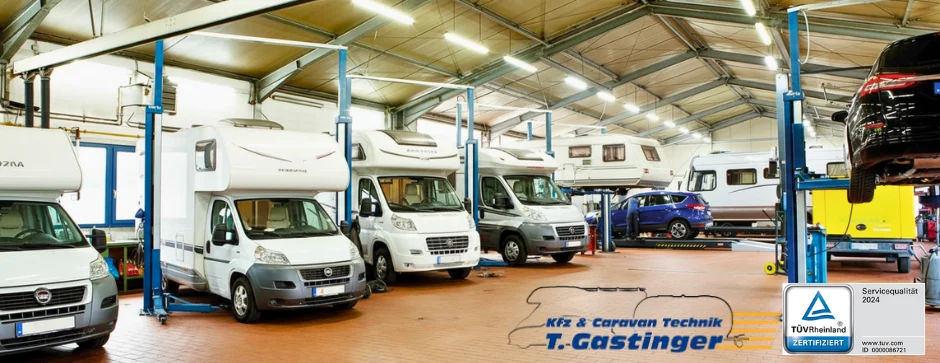 Werkstatthalle von Caravan-Technik Gastinger mit Wohnmobilen auf den Hebebühnen, mit TÜV-Rheinland-Zertifikat Servicequalität 2024